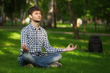 parkta meditasyon