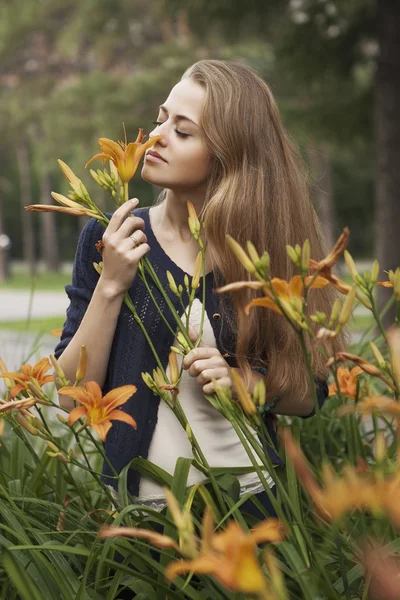 Menina cheirar flores — Fotografia de Stock