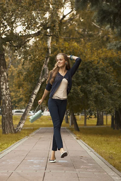 Chica caminando en el parque —  Fotos de Stock