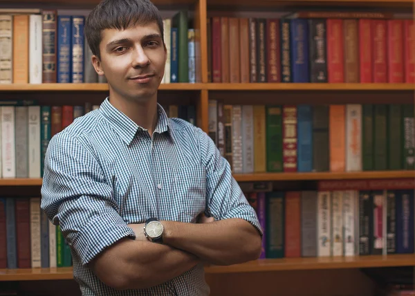 Estudiante en biblioteca — Foto de Stock