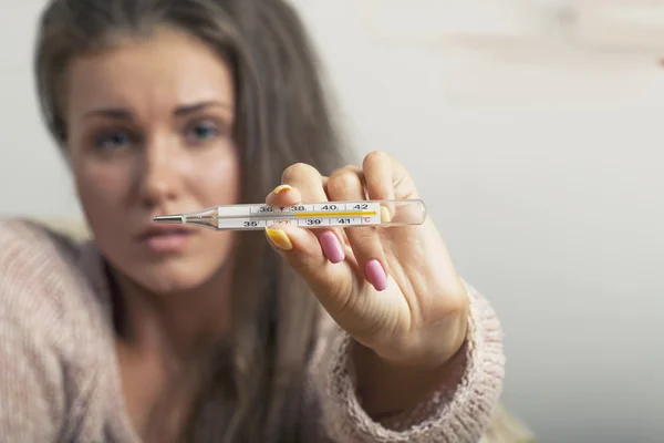 Girl shows a thermometer in the chamber — Stock Photo, Image