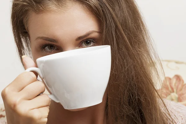 Mädchen versteckt sich hinter einer Tasse — Stockfoto