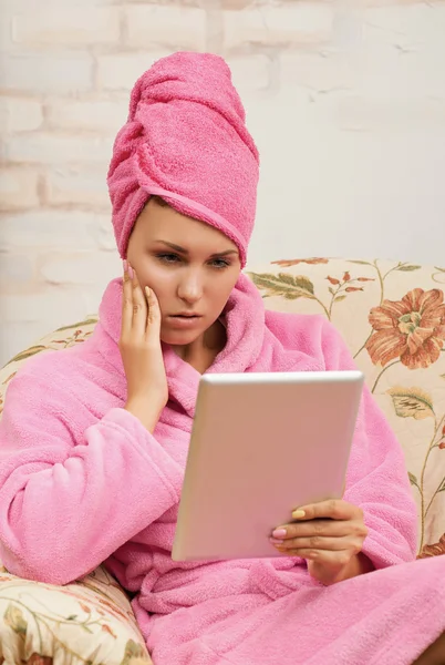 Girl reads the news — Stock Photo, Image