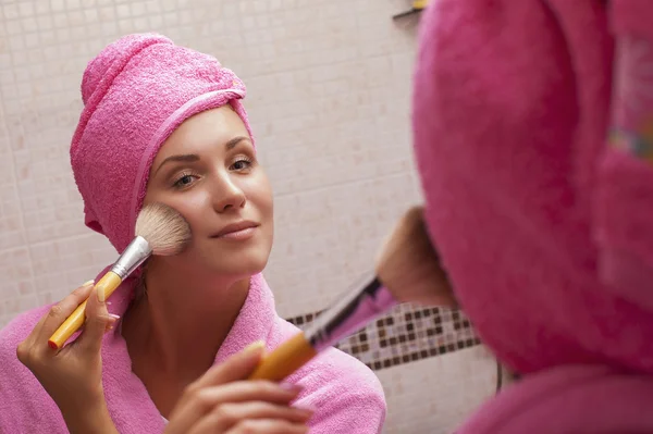 Mulher aplicar escova blush — Fotografia de Stock