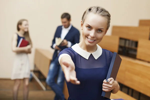 Schöne Studentin greift zu — Stockfoto