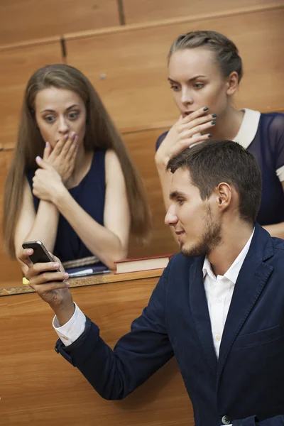 Student foto's laten zien aan vrienden — Stockfoto