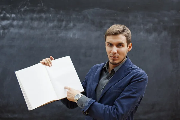 Profesor serio mostrando un cuaderno — Foto de Stock