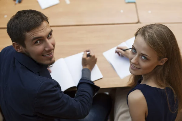 Zwei Studenten drehen sich vor der Kamera um — Stockfoto