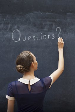güzel öğrenci blackboard tebeşir ile yazma