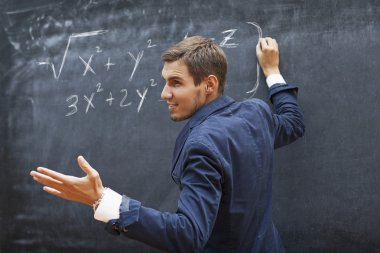 Genç öğretmen öğrencilere sorar.