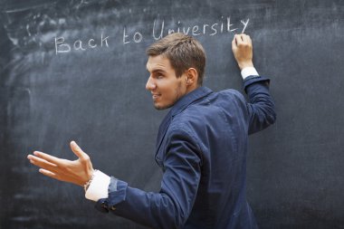 Genç öğretmen öğrencilere sorar.