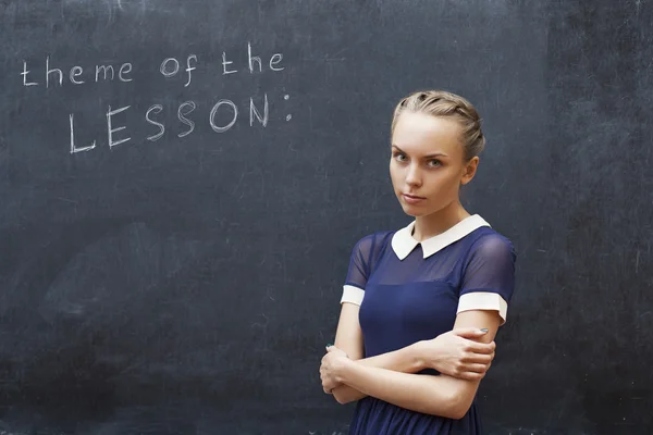 Blackboard sözlerle, güzel kız öğrenci — Stok fotoğraf