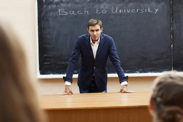 Professeur mauvais au tableau noir avec les mots — Photo