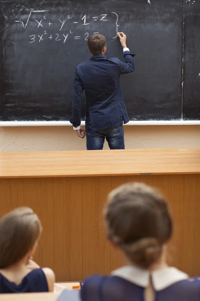 Schrijven van studenten op het schoolbord — Stockfoto