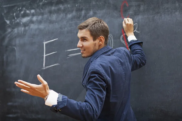 Joven profesor pide a los estudiantes —  Fotos de Stock