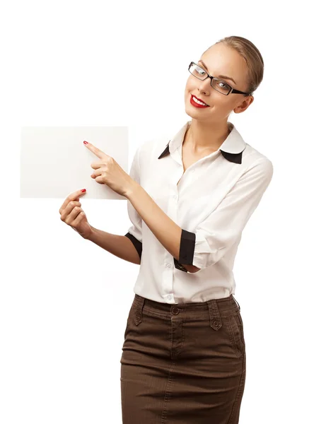 Menina em uma blusa aponta para notebook — Fotografia de Stock