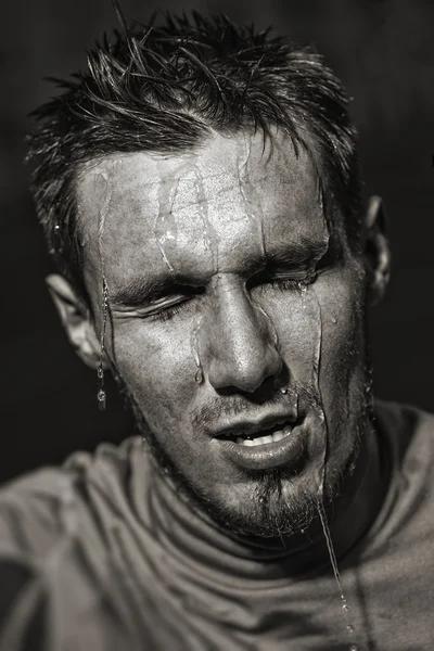 Atleta derrama água — Fotografia de Stock