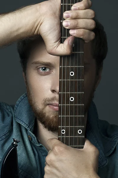 Big facial portrait of a guy with a guitar — Stock Photo, Image