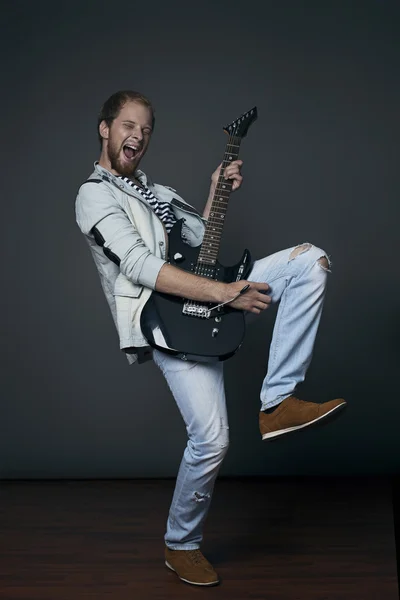 Typ, der die Gitarre spielt — Stockfoto