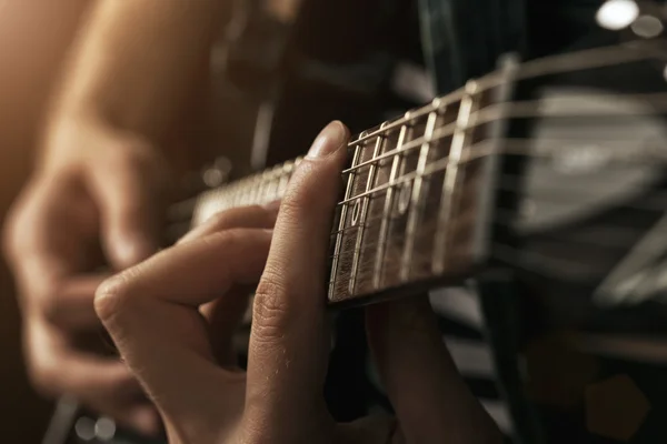 Guitarrista toca — Fotografia de Stock