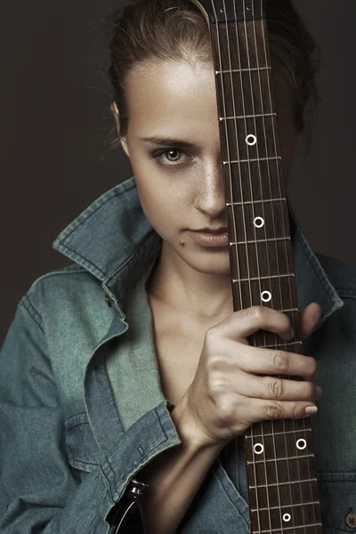 Schönes Mädchen mit einer E-Gitarre — Stockfoto