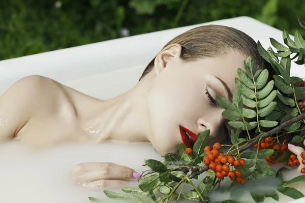 Ragazza prende un bagno nel salone di bellezza — Foto Stock