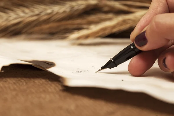 Schreibt einen Stift auf ein altes Papier — Stockfoto