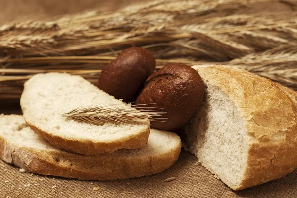 Pão branco e castanho — Fotografia de Stock