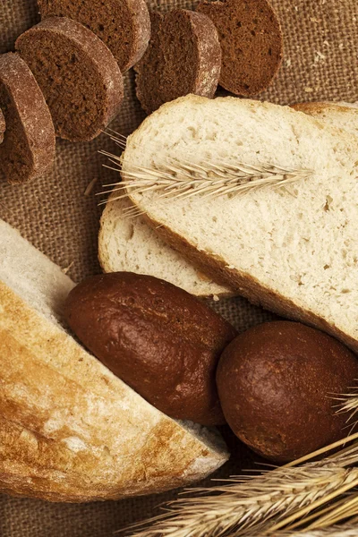 Pão de trigo e centeio — Fotografia de Stock