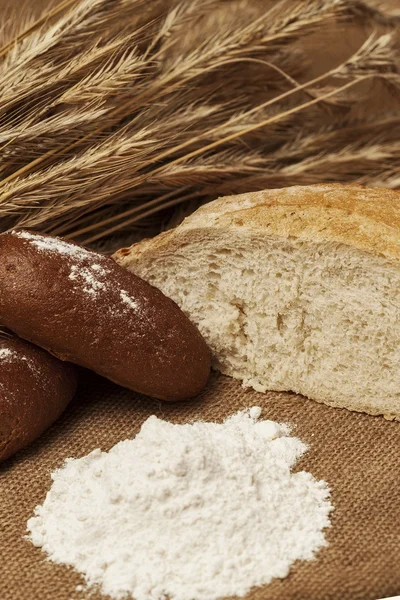 White flour and bread — Stock Photo, Image