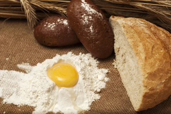 Egg and bread flour — Stock Photo, Image