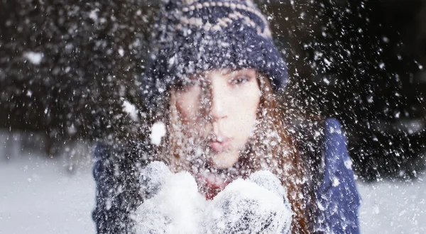 A lány fúj a hó — Stock Fotó