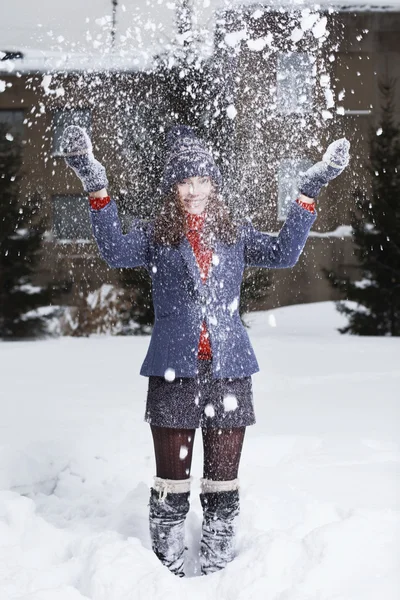 女の子が雪をスローされます。 — ストック写真