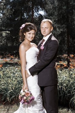 Parkta yeni evli bir çift
