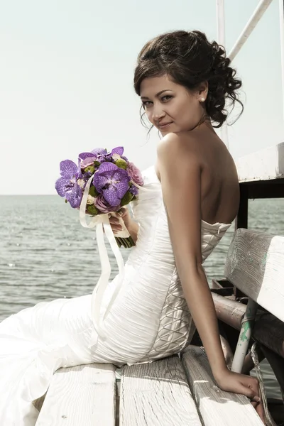 De bruid met een boeket van bruiloft bloemen — Stockfoto