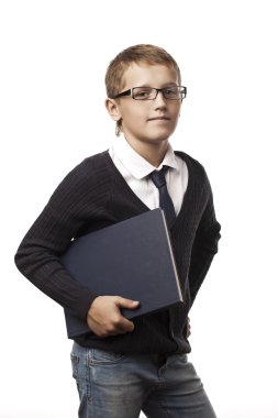 bir klasör tutan çocuk