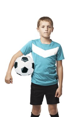 bir futbol topu tutan çocuk