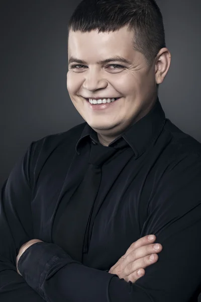 Retrato de un hombre sonriente — Foto de Stock