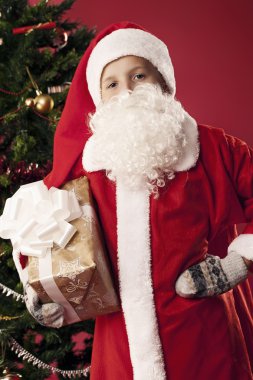 Çocuk alışveriş ile Noel Baba gibi giyinmiş