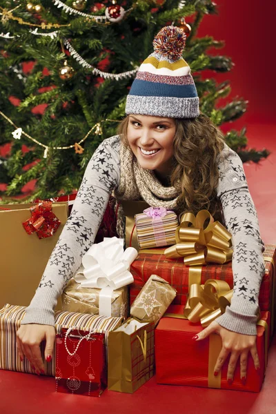 The girl gave a lot of gifts — Stock Photo, Image