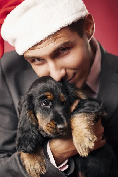 Een kerel en een schattige puppy — Stockfoto