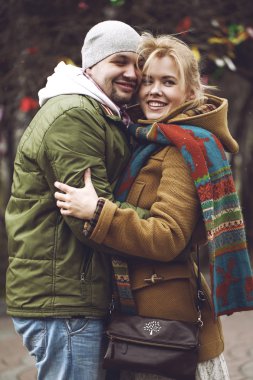 aşıklar, parkta yürümek. adam bir kızı hugs