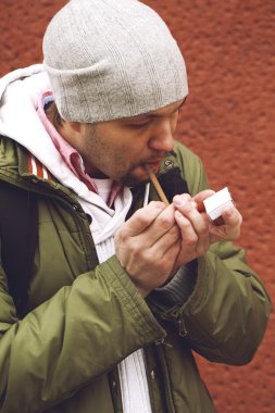 yakışıklı genç adam Sigara