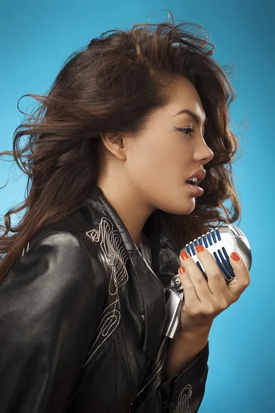 Cantante mujer con micrófono retro. Belleza Glamour cantante chica . — Foto de Stock