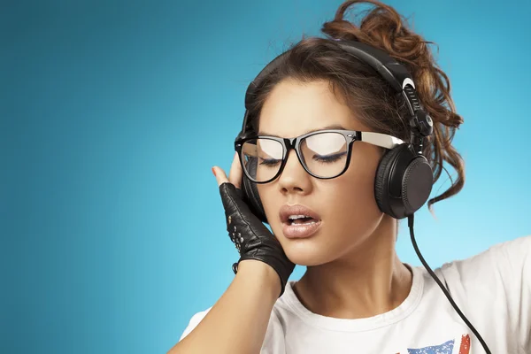 Jovem mulher com fones de ouvido ouvindo música .Música adolescente — Fotografia de Stock