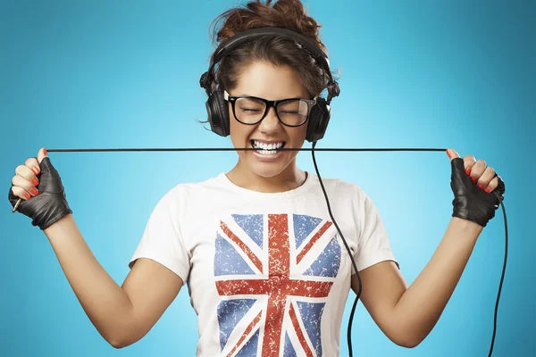 Jovem mulher com fones de ouvido ouvindo música .Música adolescente posi — Fotografia de Stock