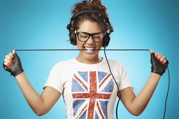 Jeune femme avec écouteurs écouter de la musique .Music adolescent posi — Photo