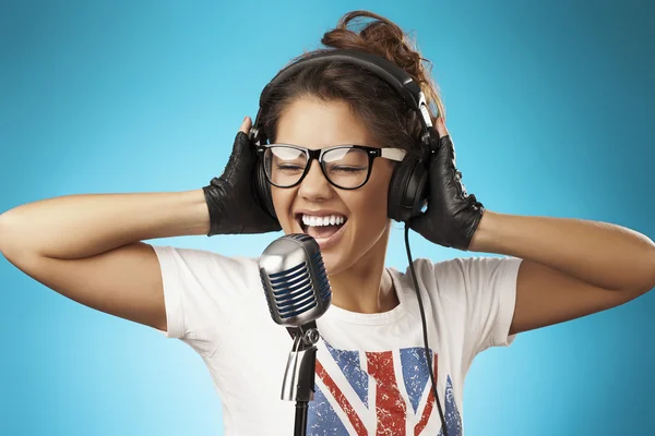 Donna Cantante con Microfono Retro. Karaoke — Foto Stock