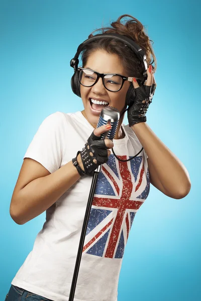 Mujer cantante con micrófono retro . — Foto de Stock