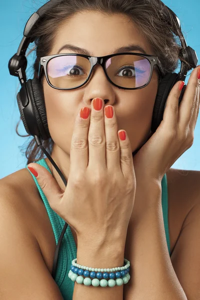 Mujer joven con auriculares escuchando música .Music chica adolescente — Foto de Stock